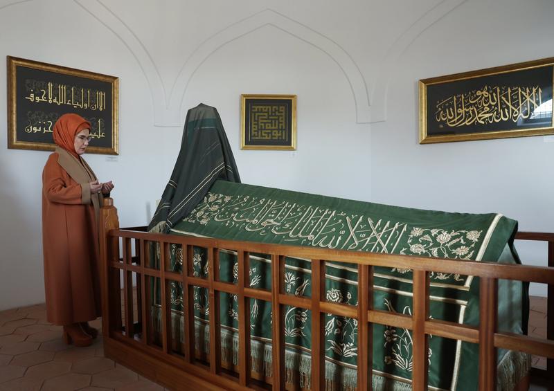 emine-erdogan-gul-baba-turbesi-ni-ziyaret-etti