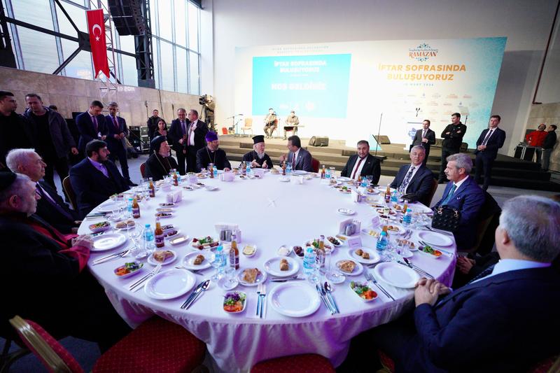 butun-inanclar-iftar-sofrasinda-bulustu-